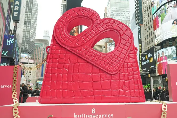 Bangga! Instalasi Tas Raksasa Buttonscarves Mejeng di Times Square